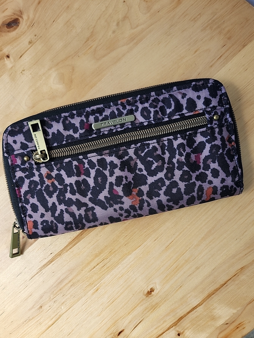 NWOT TRAVELON LEOPARD PRINT ZIP AROUND WALLET
